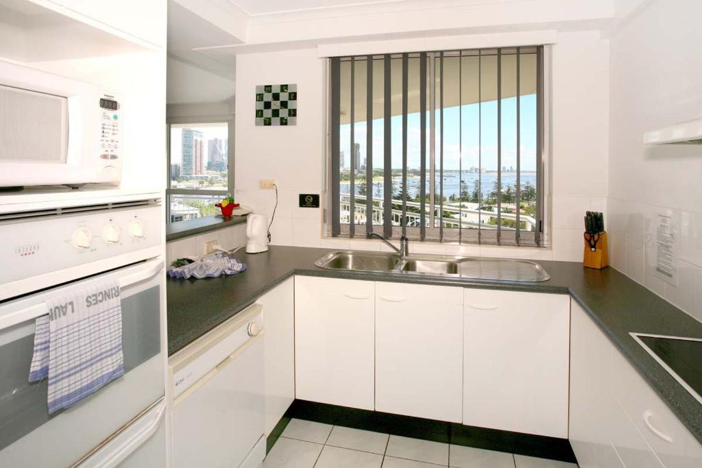 Ocean Sands Resort Gold Coast Room photo